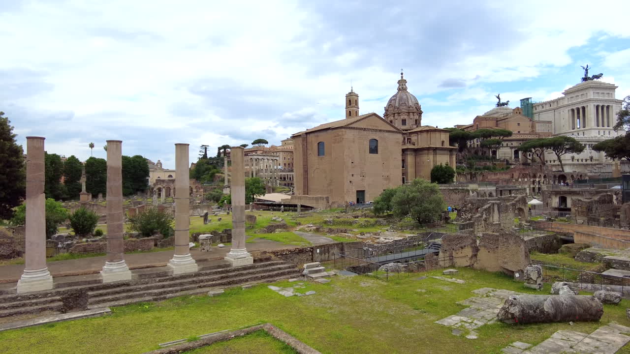 Roma, İtalya'da gün ışığında Palatino Tepesi'nin görünümü