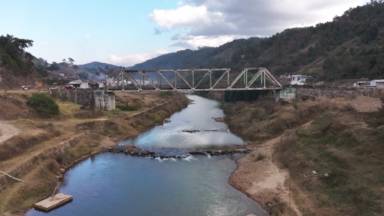 Con đường nông thôn yên bình ở Meghalaya, Ấn Độ, tuyến đường rừng làng ít người biết ở Đồi Meghalaya, đường rừng nhiệt đới gần làng ở Đông Bắc Ấn Độ, con đường nông thôn đẹp như tranh vẽ ở làng Meghalaya vào buổi sáng sương mù
