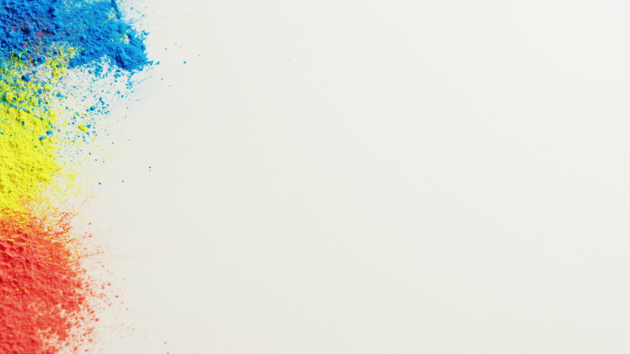 ⁇ 색 배경에 복사 공간이 있는 다채로운 파우더의 비디오