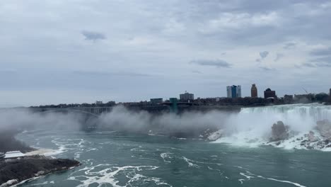 río niágara y cataratas con el puente del arco iris como telón de fondo, en la línea fronteriza entre estados unidos y canadá