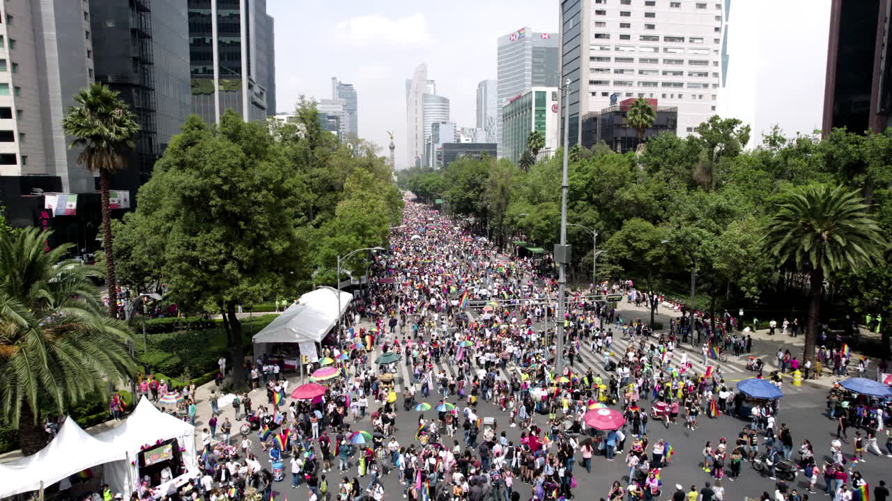 disparo frontal de un dron de los puestos del desfile del orgullo gay en la avenida paseo de la reforma en la ciudad de méxico