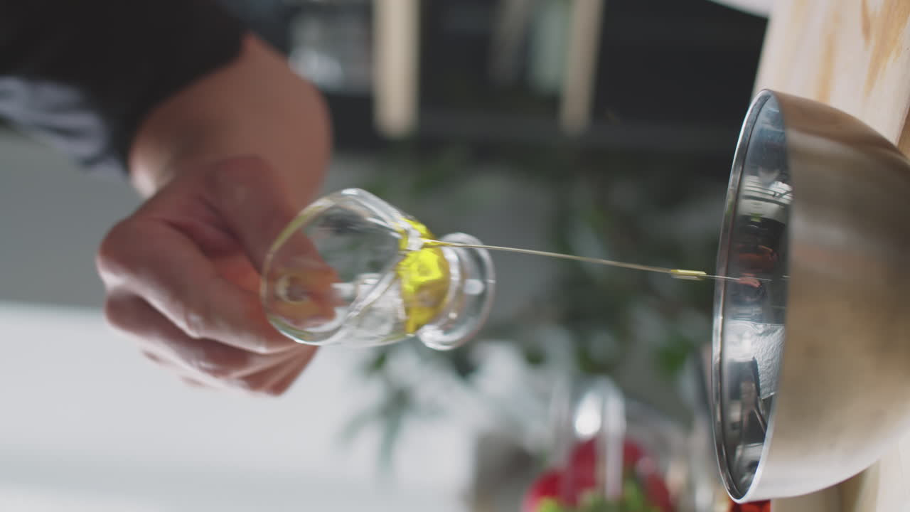 наливать оливковое масло