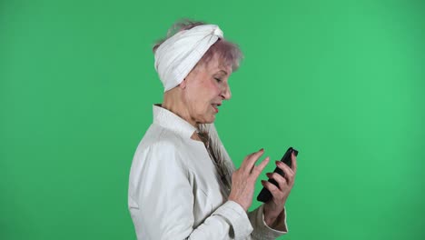 mujer mayor usando un teléfono inteligente