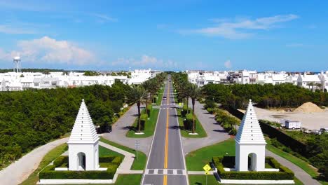 Fliegen-Vom-Alys-Beach-Eingang-Hoch,-Viele-Weiße-Moderne-Häuser-Am-Golf-Von-Mexiko-In-Der-Nähe-Von-Meer,-Panama-City-Und-Destin-Florida