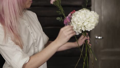 Una-Florista-Bonita-Y-Talentosa-Colecciona-Una-Composición-De-Flores-Hermosas-Y-Elegantes.-Comenzando.-Camara-Lenta