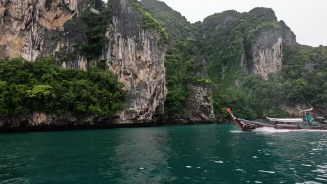 el barco viaja a lo largo de la pintoresca costa de krabi.