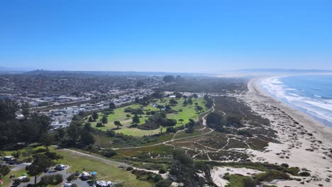 Vista-Aérea-Rotacional-Del-Campo-De-Golf-De-Pismo-Beach