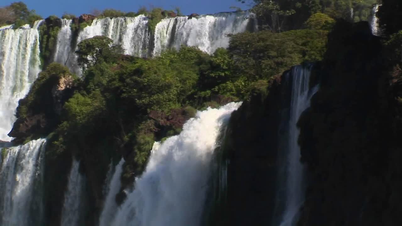 cataratas del iguacu fluyendo en la frontera entre argentina y brasil