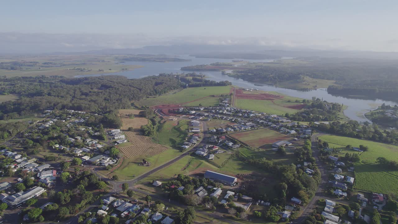 villas de vacaciones junto al lago en la ciudad de yungaburra cerca del lago tinaroo en el norte de queensland, australia