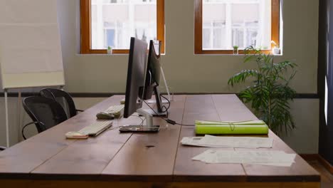 computadora en una mesa en la sala de reuniones 4k