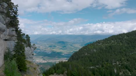 vista de la montaña de alta altitud descubriendo el valle con nubes colina y ciudad