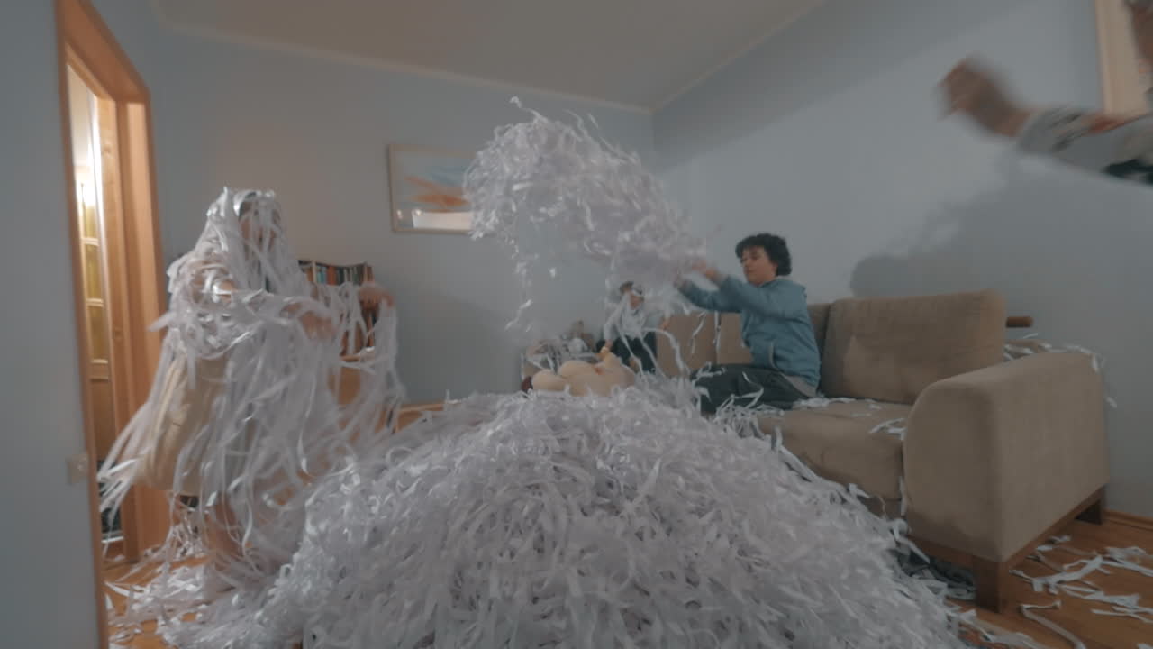 친구 들 이 종이 파티 에서 함께 즐거운 시간 을 보내고 있다