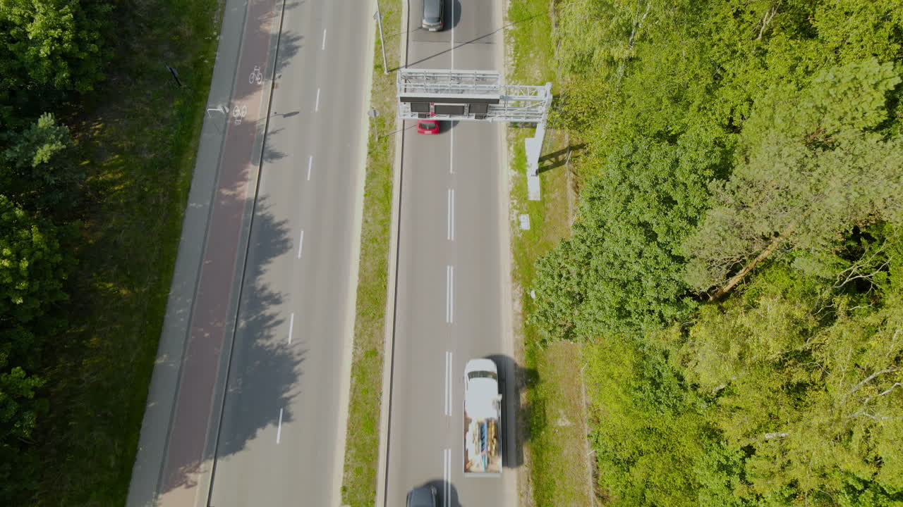위토미노 숲 가장자리에 있는 그디니아 폴란드로 이어지는 2차선 좁은 도로 - 공중 촬영