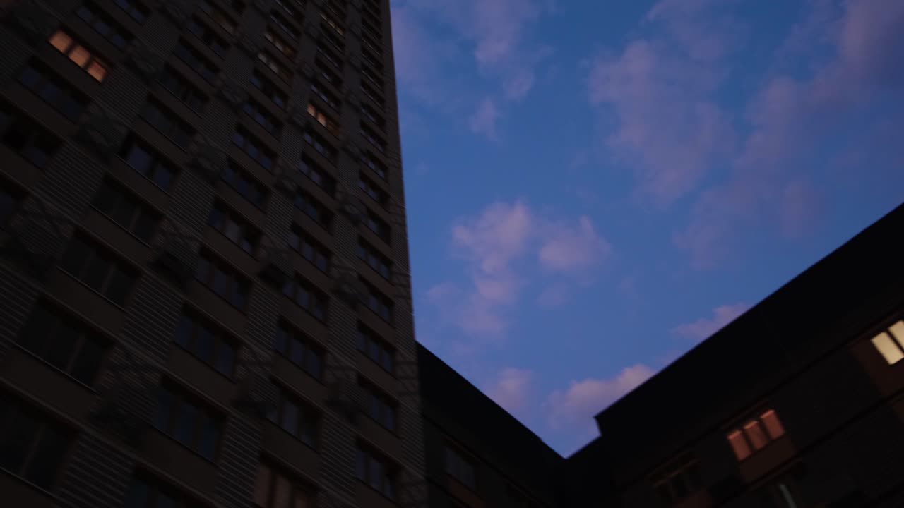 Edificio de apartamentos alto al anochecer