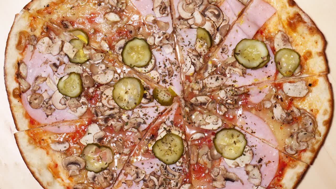 vista superior de la pizza. pizza giratoria en primer plano