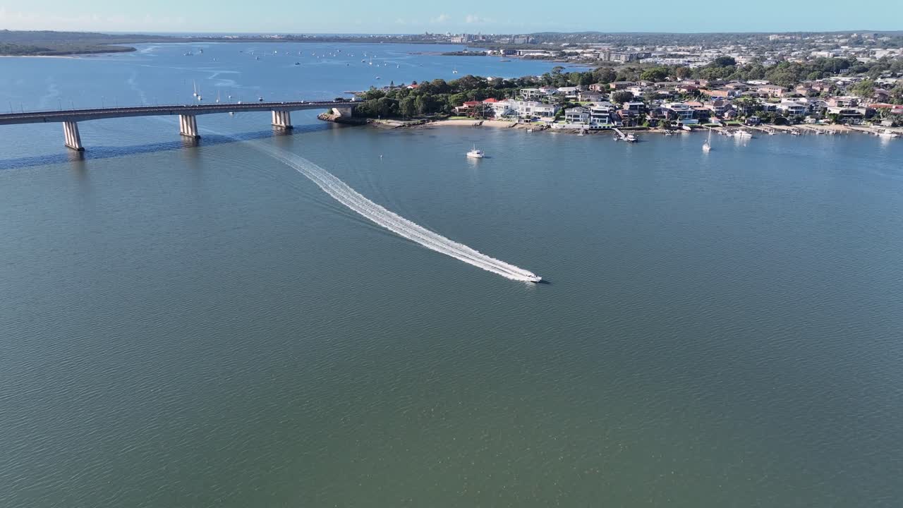 Ripresa con drone che segue un motoscafo mentre risale il fiume a tutta velocità da Botany Bay, Sydney