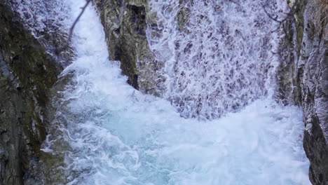 Toma-En-Cámara-Lenta-De-Agua-Cayendo-Desde-Una-Altura-Creando-Una-Hermosa-Cascada-En-Badgastein,-Austria-Durante-El-Día