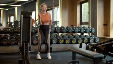 Mujer-Deportiva-Exitosa-Bailando-En-El-Gimnasio.-Chica-En-Forma-Divirtiéndose-En-El-Gimnasio