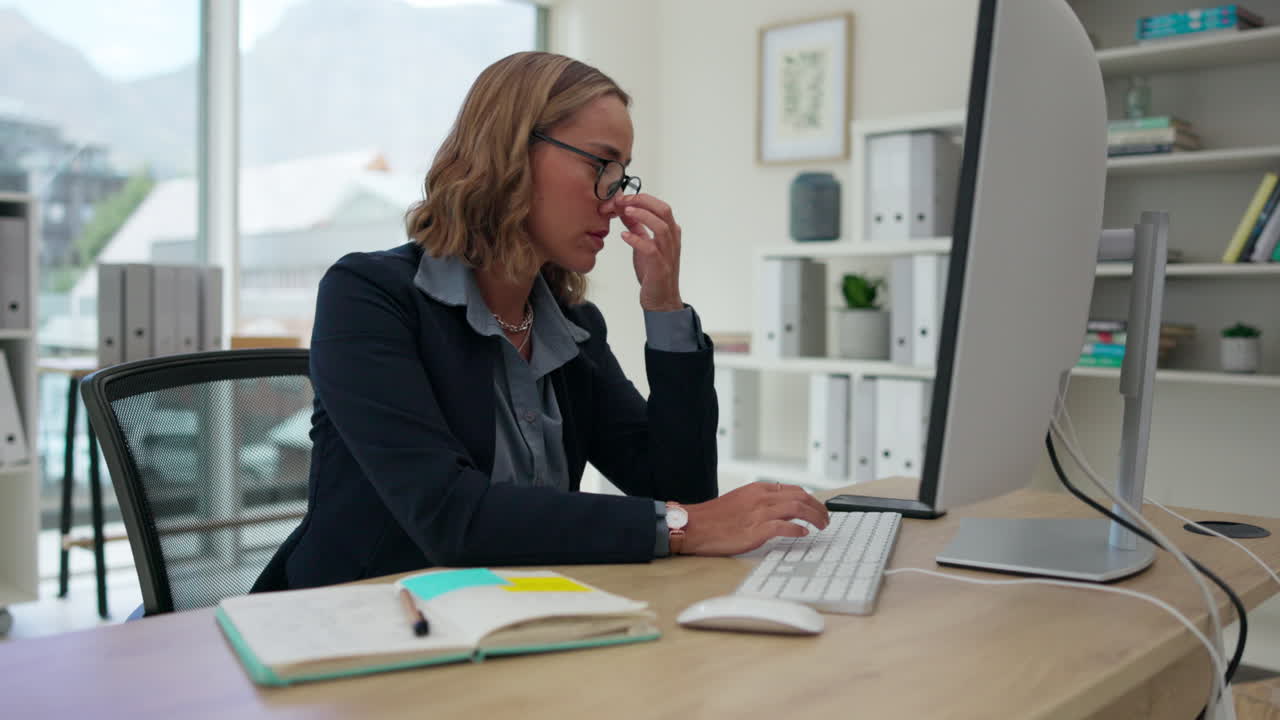 Asiatisk kvinne, hodepine og stress ved datamaskin