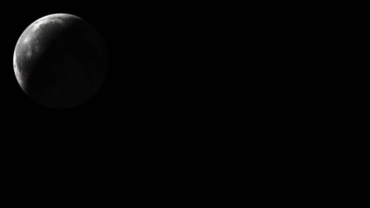 Luna crescente al rallentatore nel cielo scuro