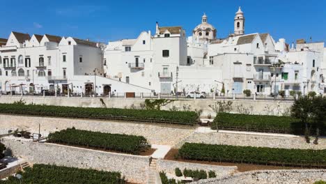 Vista-Aérea-De-Las-Casas-De-Pueblo-De-Locorotondo,-Tradicional-Ciudad-Italiana-En-La-Cima-De-Una-Colina,-En-Un-Día-Soleado