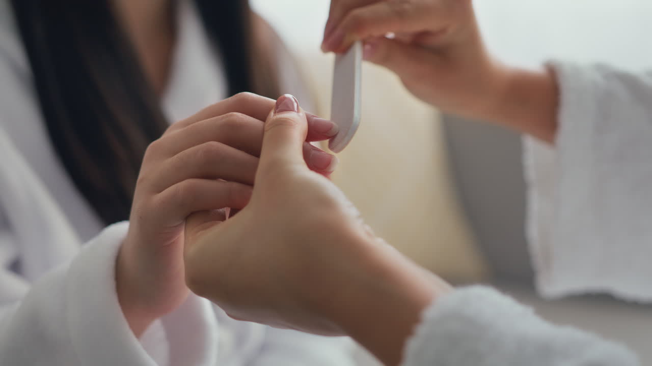 Kvinde der får en manicure