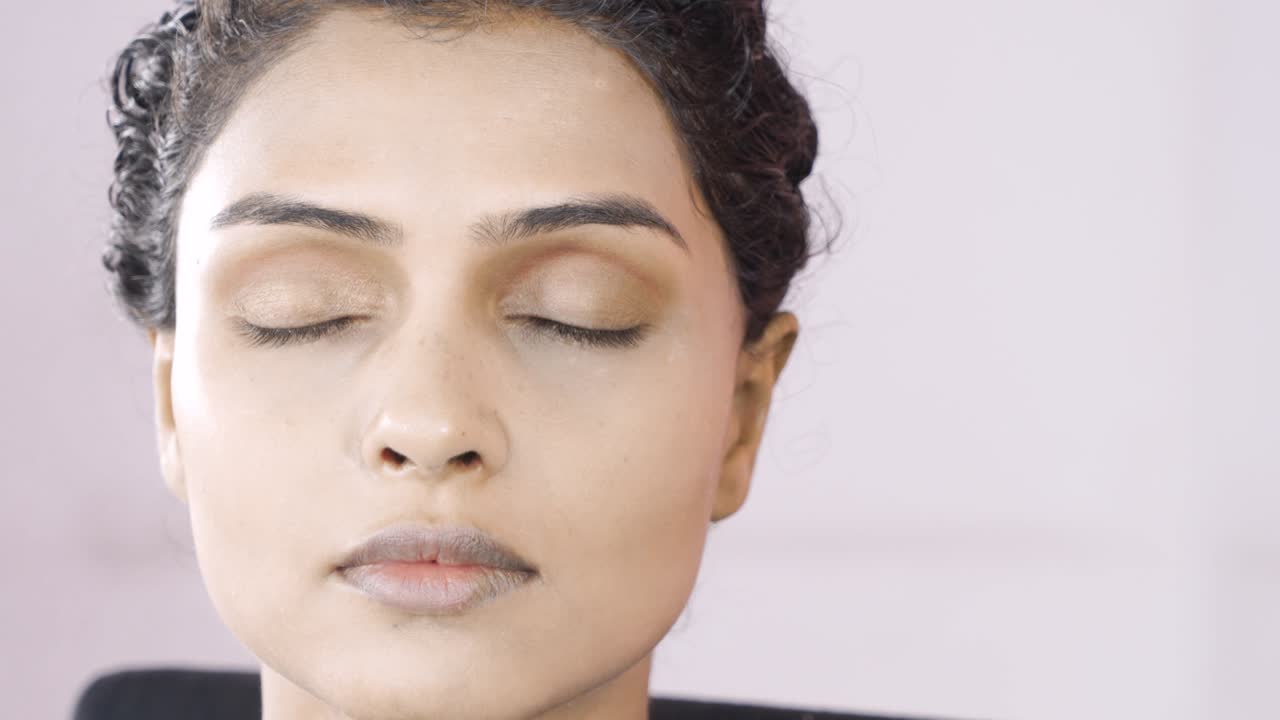 artista de maquillaje femenina aplicando sombra para los ojos