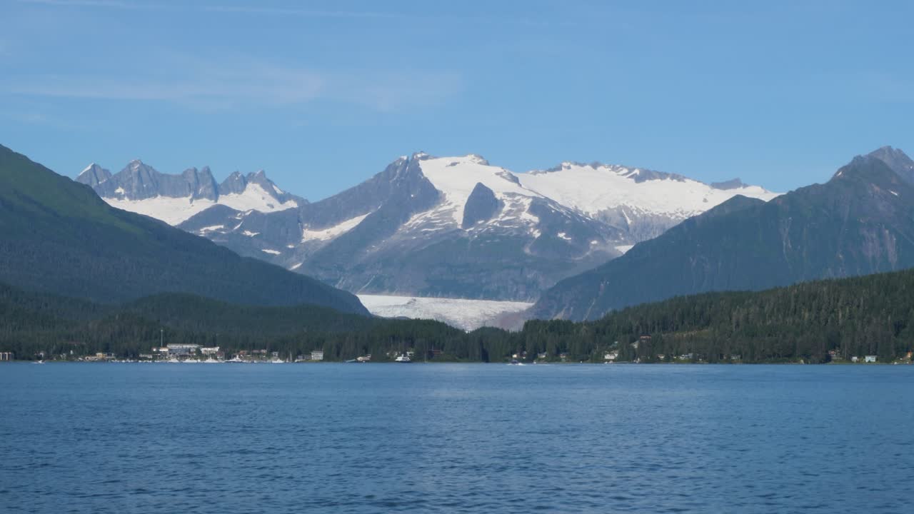Giornata estiva di sole a Juneau, Alaska. Ghiacciaio Mendenhall e le montagne circostanti coperte di neve