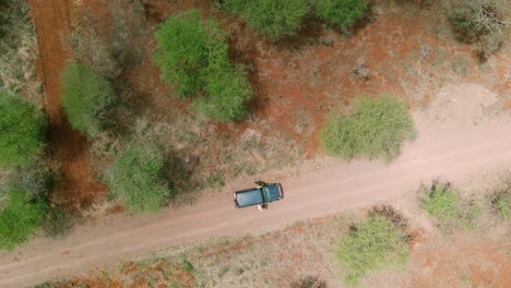 drone rastreando un automóvil en lo profundo de la sabana de áfrica, kenia del sur