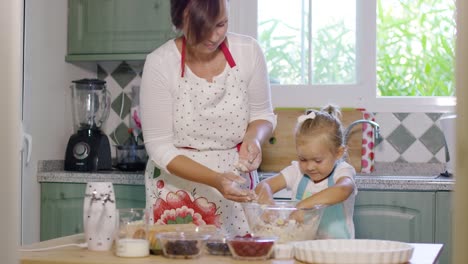 Glückliches-Kleines-Mädchen-Rührt-Den-Teig-Für-Einen-Kuchen