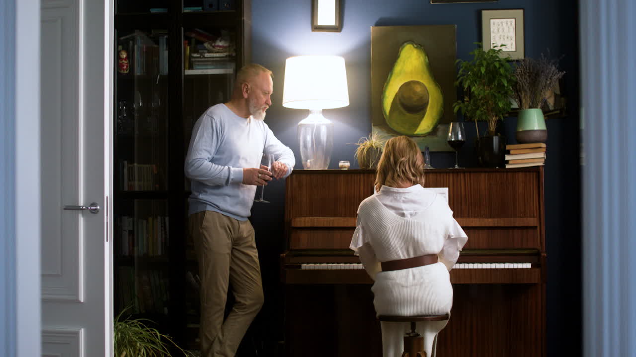 집 에서 음악 을 연주 하는 부부