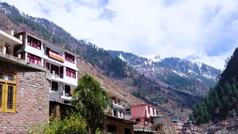 Residencia-Cerca-Del-Templo-Sagrado-Ubicado-En-El-Valle-De-La-Montaña-En-El-Día-Desde-Un-Video-De-ángulo-Plano-Tomado-En-Manikaran-Manali-Himachal-Pradesh-India-El-22-De-Marzo-De-2023