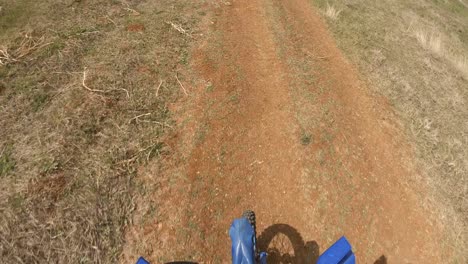 motociclista montando fuera de la carretera