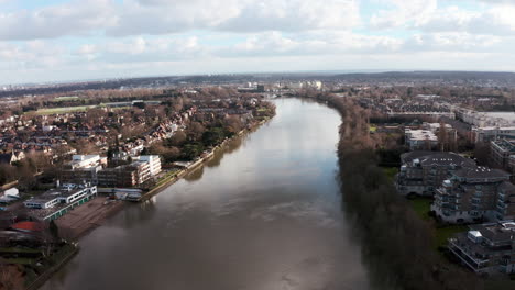 Dron-Dolly-Forward-Disparó-Sobre-El-Río-Támesis-Hacia-El-Puente-Chiswick-Al-Oeste-De-Londres