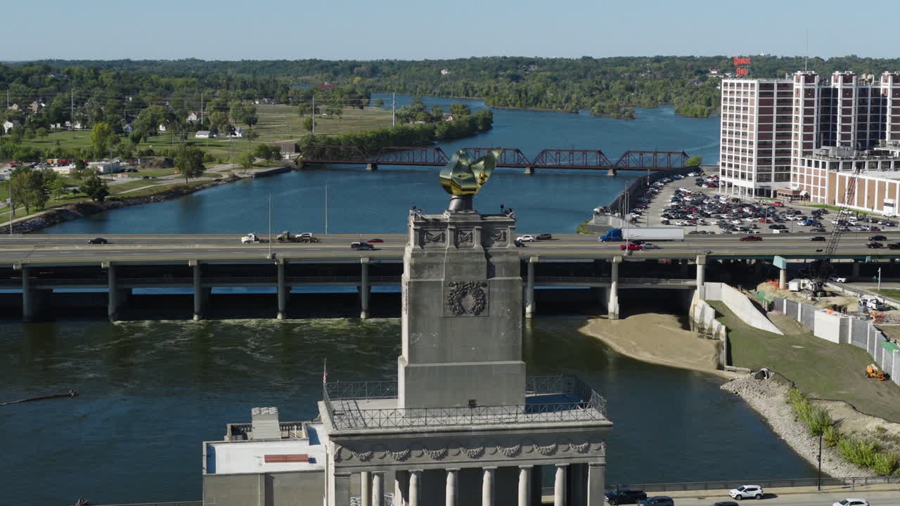 Veterans Memorial Building tornar upp sig över Cedarflodens broar och centrala Cedar Rapids, Iowa, med en flygbild som visar dolly zoom vertigo-effekt