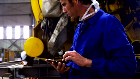 ingeniero masculino que usa una tableta digital 4k