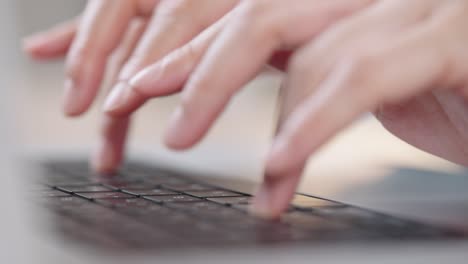 fotografía de cerca de las manos de una mujer de negocios escribiendo en el teclado de una computadora portátil para buscar información, soporte de comunicación en línea, investigación de mercadotecnia, informe de negocios en el escritorio de la oficina por la noche.