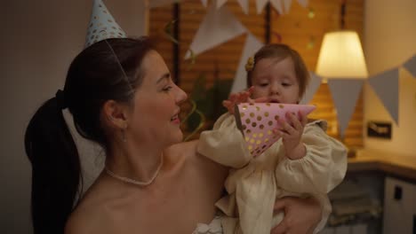 madre y bebé celebrando su cumpleaños