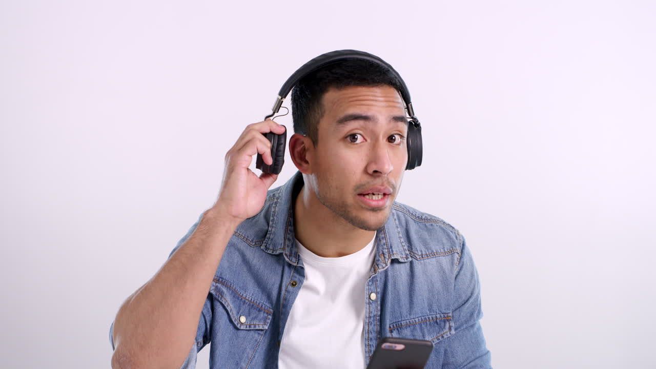 hombre con auriculares y mirando sorprendido