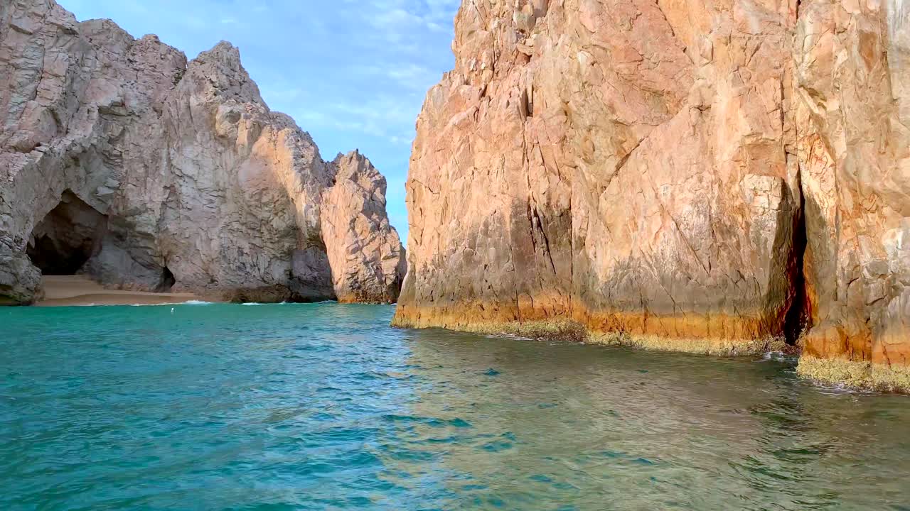 엘 아르코의 뒷면, 육지 끝 곶의 카보 산 루카스 바다 아치 및 플레이 드 라스 아만테스, 바하 캘리포니아 수르, 멕시코, 4k에서 비밀 코브, 동굴, 해변과 함께 델 아모르 플레이