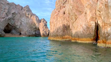 Parte-Trasera-Del-Arco,-Arco-Marino-De-Cabo-San-Lucas-En-El-Promontorio-Del-Extremo-De-La-Tierra-Y-Play-Del-Amor-Con-Cala-Secreta,-Cueva-Y-Playa-En-Play-De-Las-Amantes,-Baja-California-Sur,-México,-4k