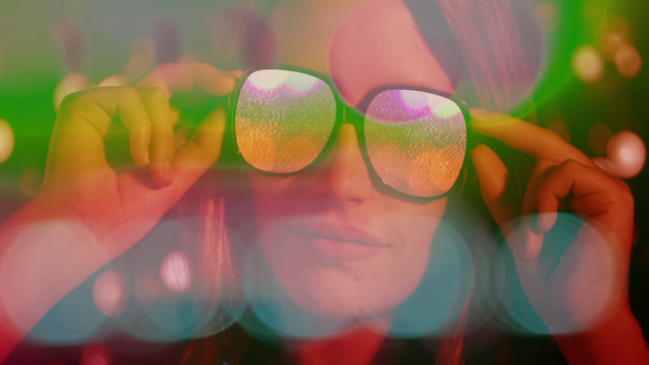 mujer gafas luces 4k 01