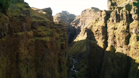 Volando-Sobre-Empinadas-Paredes-Rocosas-Del-Cañón-Mulagljufur-En-El-Sur-De-Islandia