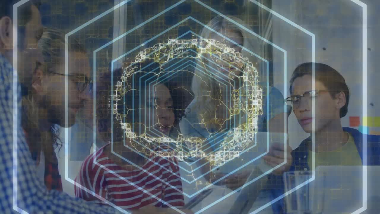 animación del cerebro humano girando sobre personas de negocios que usan dispositivos electrónicos