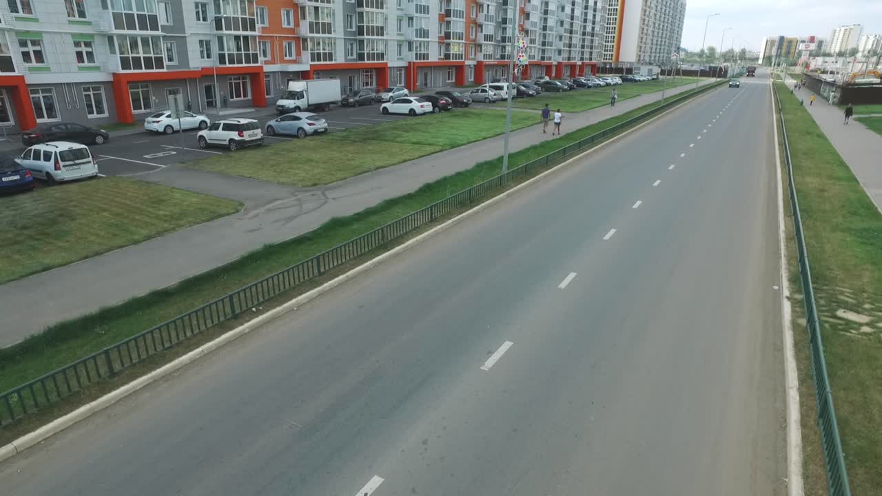 주차장과 건물이 있는 도시 거리