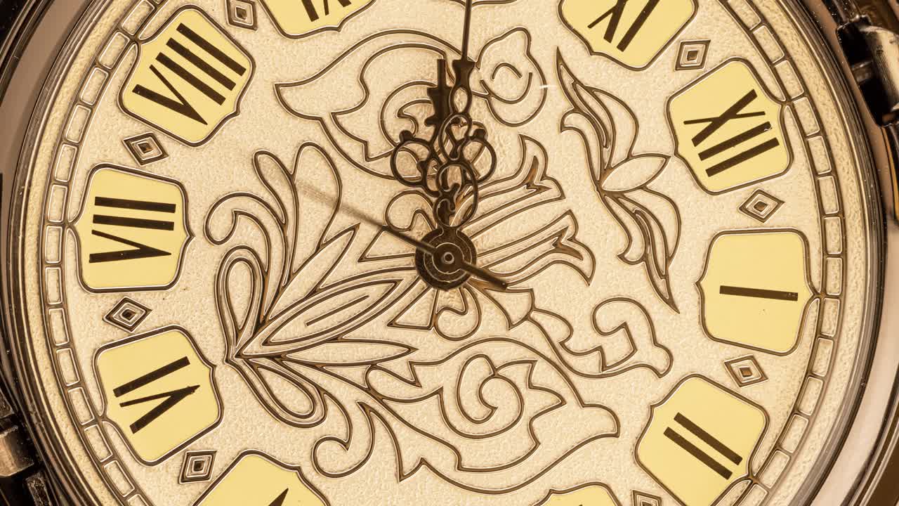 나선형 시계의 시간 추적. 골동품 시계 다이얼 클로즈업. 빈티지 회중시계.