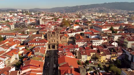 Un-Dron-Vuela-Sobre-El-Centro-De-La-Ciudad-Vieja-De-Brava,-La-Antigua-Capital-De-Portugal-Durante-Un-Día-Soleado