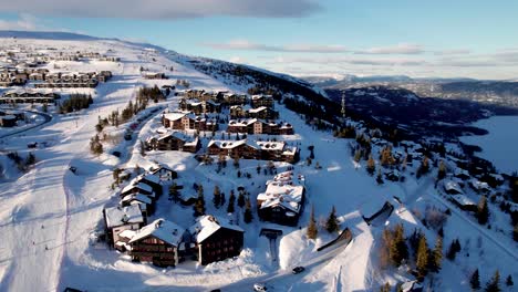 Ein-Filmischer-Blick-Auf-Das-Feriendorf-Im-Berühmten-Skigebiet-Norefjell-In-Norwegen