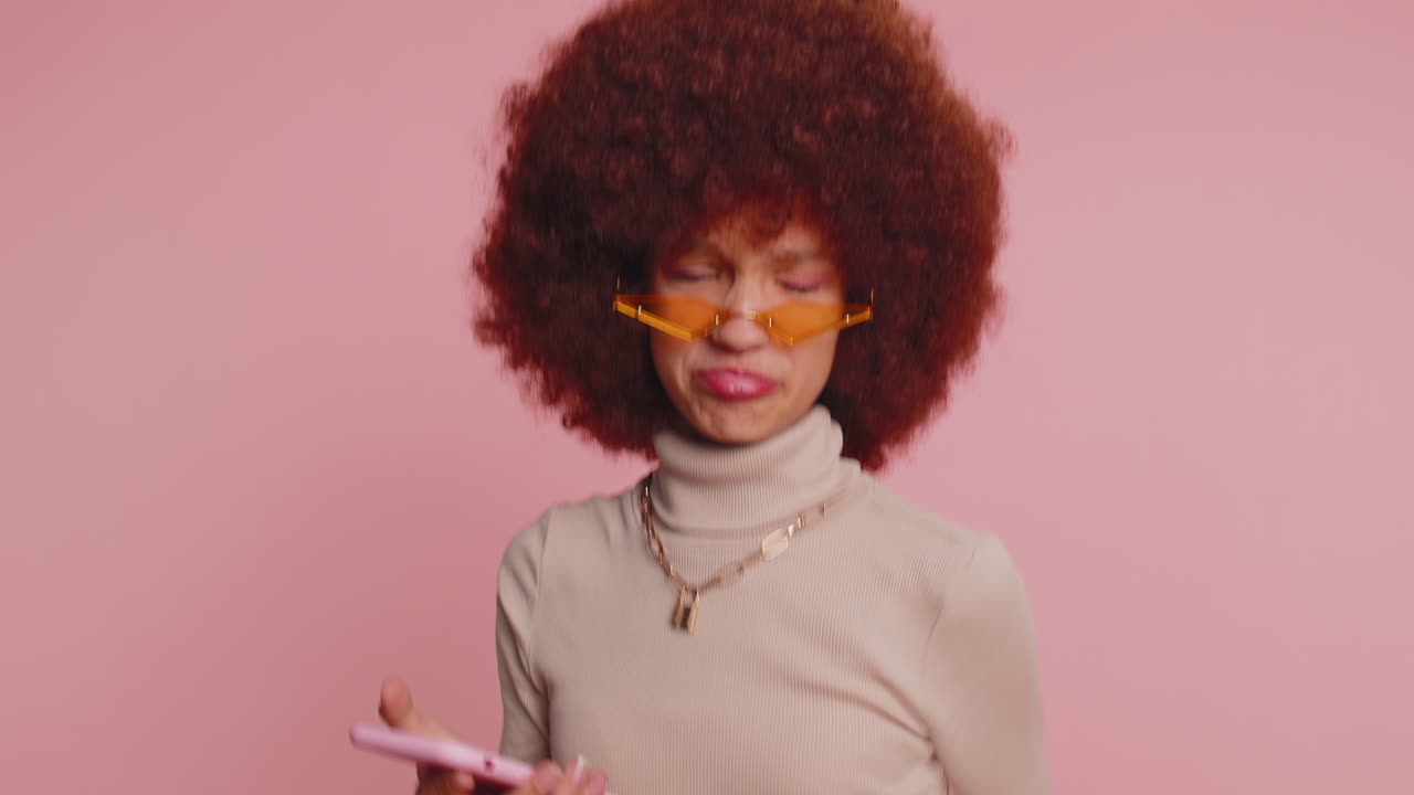 jóvenes sorprendidos disgustados divertidos escolares niñas niños niños usan teléfonos inteligentes mala fortuna, pérdida, mala suerte