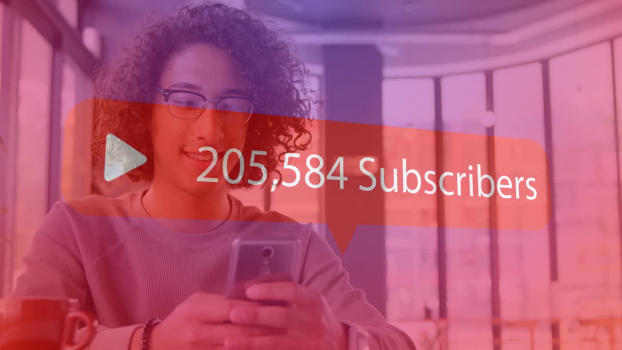 animación de suscriptores de texto con un número creciente de hombres biraciales que usan teléfonos inteligentes